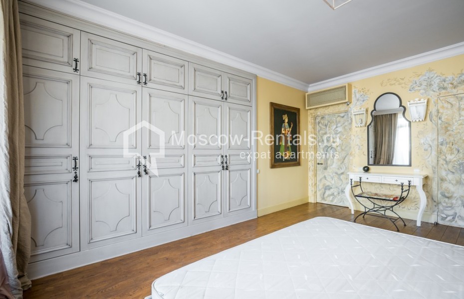 Photo #9 4-room (3 BR) apartment for <a href="http://moscow-rentals.ru/en/articles/long-term-rent" target="_blank">a long-term</a> rent
 in Russia, Moscow, Klimentovskyi lane, 2