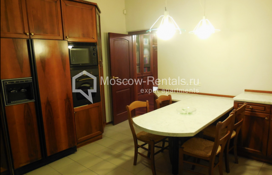 Photo #3 4-room (3 BR) apartment for <a href="http://moscow-rentals.ru/en/articles/long-term-rent" target="_blank">a long-term</a> rent
 in Russia, Moscow, Romanov lane, 3 С 7