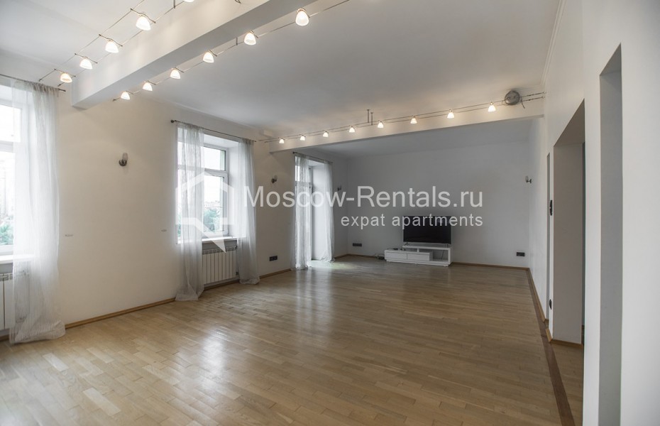 Photo #1 4-room (3 BR) apartment for <a href="http://moscow-rentals.ru/en/articles/long-term-rent" target="_blank">a long-term</a> rent
 in Russia, Moscow, Tverskaya str, 19