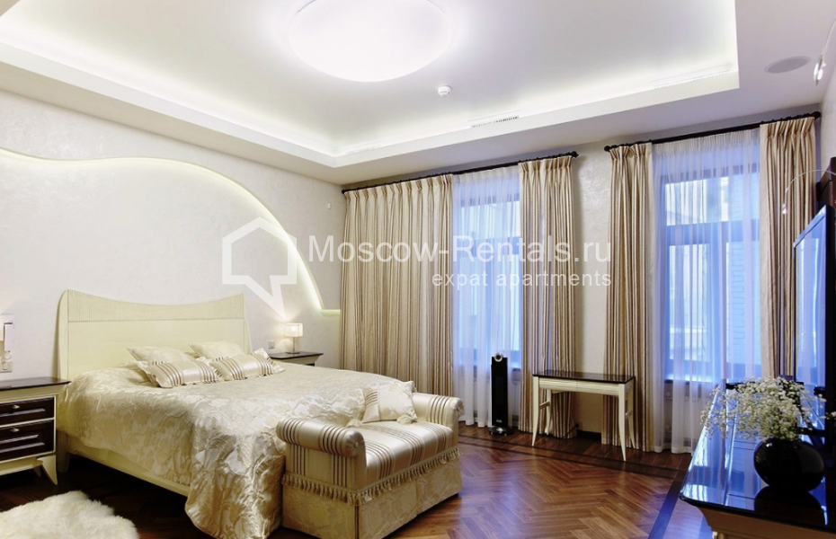 Photo #2 4-room (3 BR) apartment for <a href="http://moscow-rentals.ru/en/articles/long-term-rent" target="_blank">a long-term</a> rent
 in Russia, Moscow, Sadovaya-Spasskaya str, 19 к 1