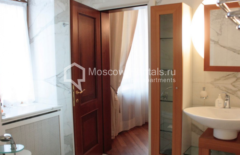 Photo #11 4-room (3 BR) apartment for <a href="http://moscow-rentals.ru/en/articles/long-term-rent" target="_blank">a long-term</a> rent
 in Russia, Moscow, Molochnyi lane, 11
