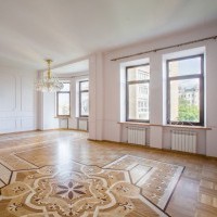 Photo #1 5-room (4 BR) apartment for <a href="http://moscow-rentals.ru/en/articles/long-term-rent" target="_blank">a long-term</a> rent
 in Russia, Moscow, Bolshoi Kazennyi lane, 5