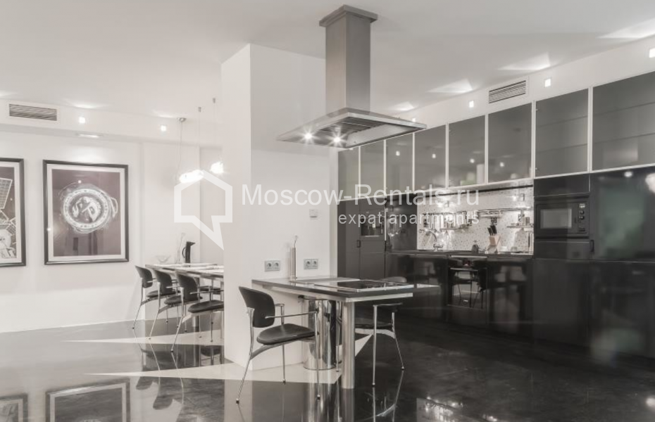 Photo #1 4-room (3 BR) apartment for <a href="http://moscow-rentals.ru/en/articles/long-term-rent" target="_blank">a long-term</a> rent
 in Russia, Moscow, New Arbat, 29