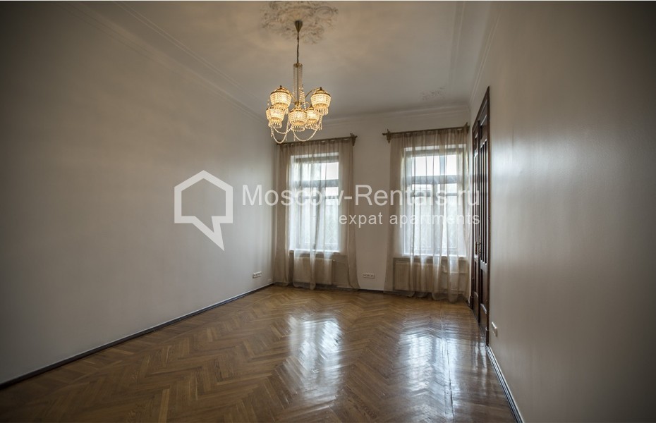 Photo #3 5-room (4 BR) apartment for <a href="http://moscow-rentals.ru/en/articles/long-term-rent" target="_blank">a long-term</a> rent
 in Russia, Moscow, Trekhprudnyi lane, 11/13 С 1