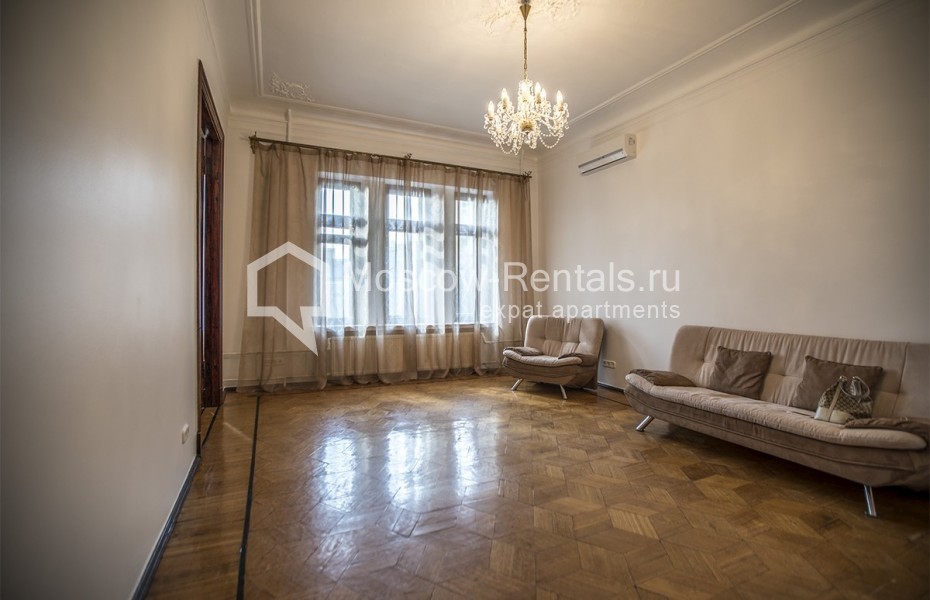 Photo #1 5-room (4 BR) apartment for <a href="http://moscow-rentals.ru/en/articles/long-term-rent" target="_blank">a long-term</a> rent
 in Russia, Moscow, Trekhprudnyi lane, 11/13 С 1
