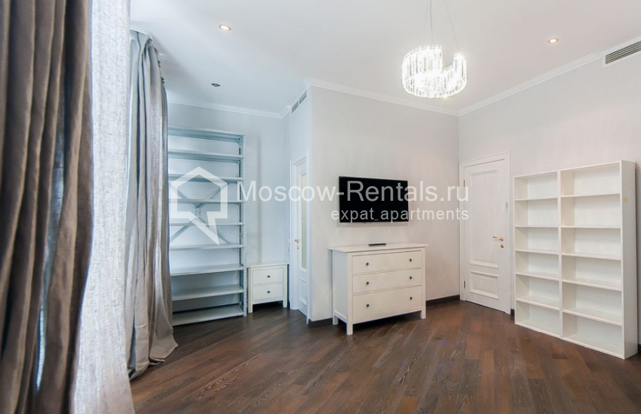 Photo #10 4-room (3 BR) apartment for <a href="http://moscow-rentals.ru/en/articles/long-term-rent" target="_blank">a long-term</a> rent
 in Russia, Moscow, Prechistenskaya emb, 17-19