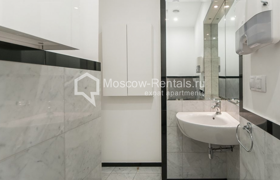 Photo #17 4-room (3 BR) apartment for <a href="http://moscow-rentals.ru/en/articles/long-term-rent" target="_blank">a long-term</a> rent
 in Russia, Moscow, Prechistenskaya emb, 17-19