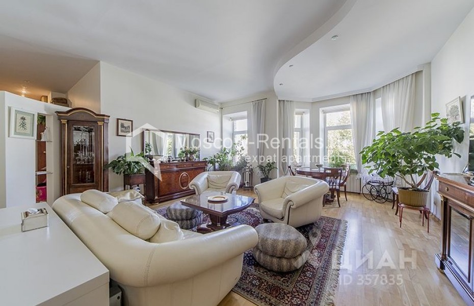 Photo #2 4-room (3 BR) apartment for <a href="http://moscow-rentals.ru/en/articles/long-term-rent" target="_blank">a long-term</a> rent
 in Russia, Moscow, Znamenka str, 15