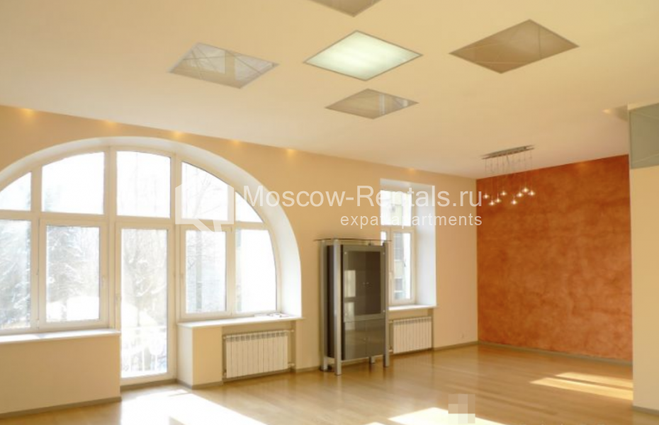 Photo #2 6-room (5 BR) apartment for <a href="http://moscow-rentals.ru/en/articles/long-term-rent" target="_blank">a long-term</a> rent
 in Russia, Moscow, Kamennaya Sloboda lane, 8/1