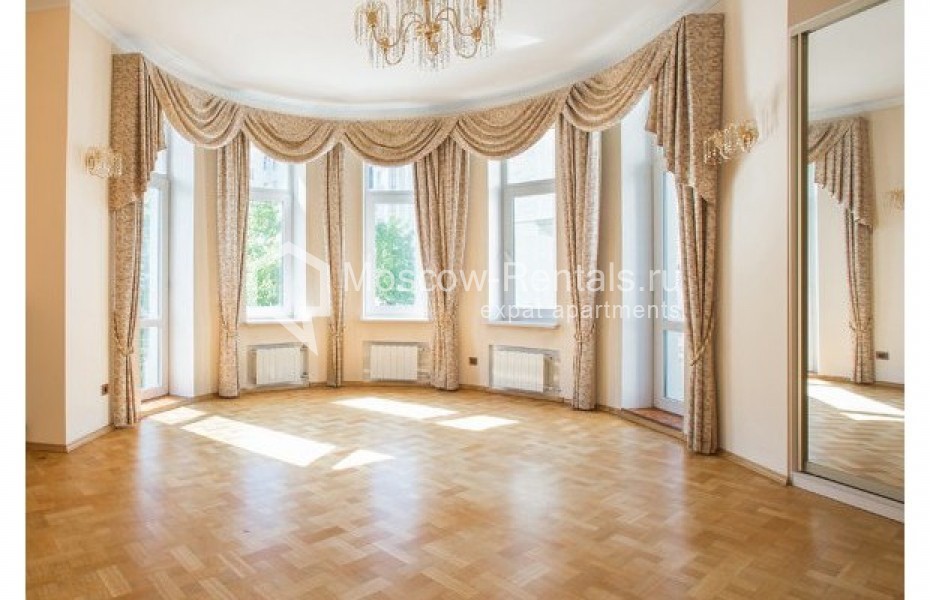 Photo #3 5-room (4 BR) apartment for <a href="http://moscow-rentals.ru/en/articles/long-term-rent" target="_blank">a long-term</a> rent
 in Russia, Moscow, Krivoarbatskyi lane, 16/22