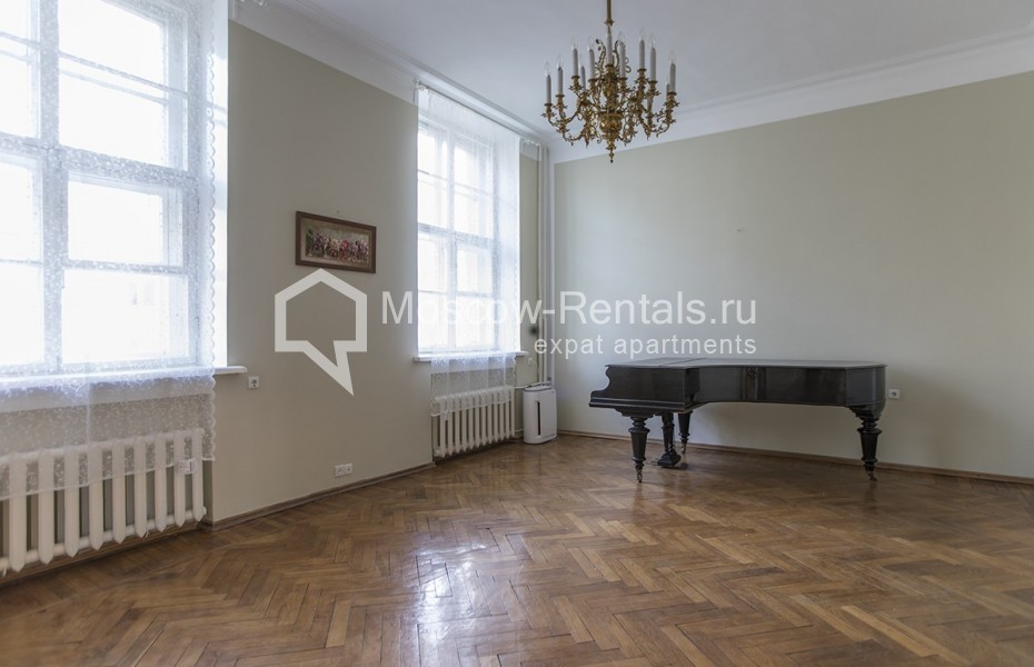 Photo #1 4-room (3 BR) apartment for <a href="http://moscow-rentals.ru/en/articles/long-term-rent" target="_blank">a long-term</a> rent
 in Russia, Moscow, Tverkskaya str, 25/9