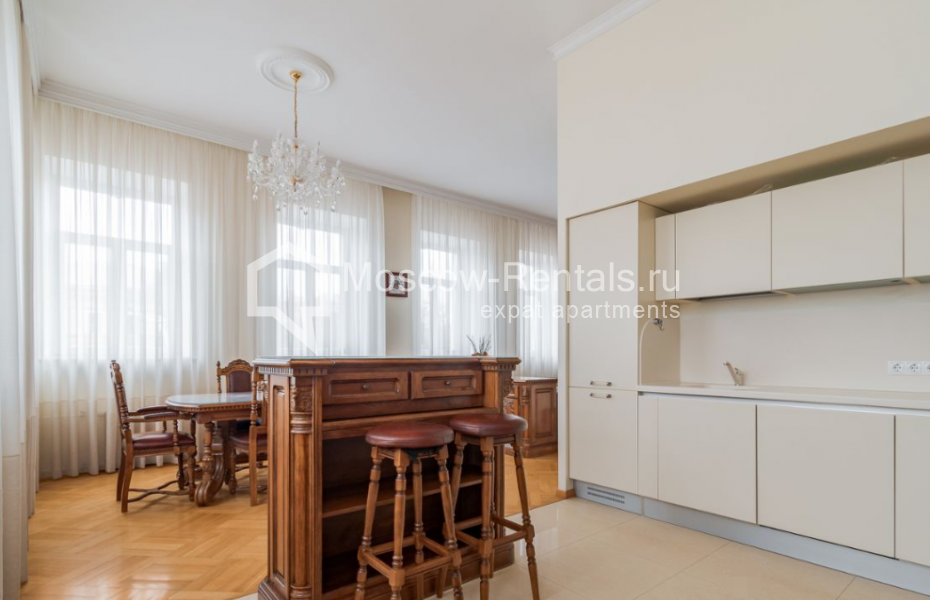 Photo #8 4-room (3 BR) apartment for <a href="http://moscow-rentals.ru/en/articles/long-term-rent" target="_blank">a long-term</a> rent
 in Russia, Moscow, Neglinnaya str, 18С1