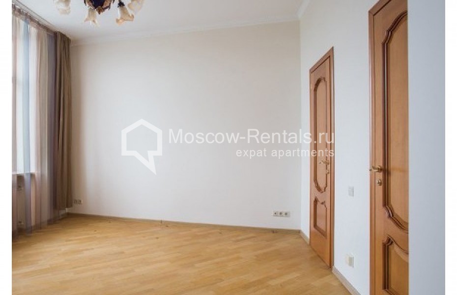 Photo #8 4-room (3 BR) apartment for <a href="http://moscow-rentals.ru/en/articles/long-term-rent" target="_blank">a long-term</a> rent
 in Russia, Moscow, Krymskyi val, 8