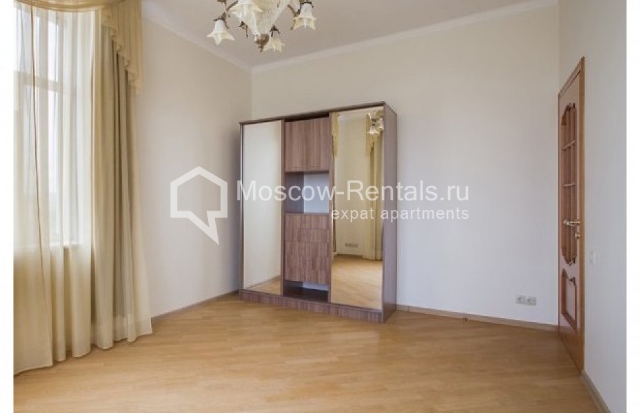 Photo #6 4-room (3 BR) apartment for <a href="http://moscow-rentals.ru/en/articles/long-term-rent" target="_blank">a long-term</a> rent
 in Russia, Moscow, Krymskyi val, 8