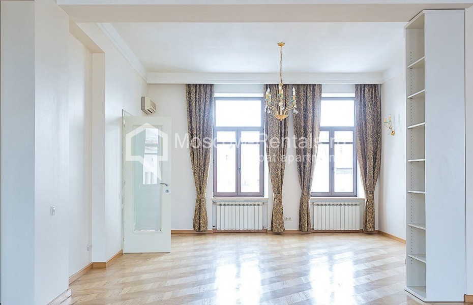 Photo #4 6-room (5 BR) apartment for <a href="http://moscow-rentals.ru/en/articles/long-term-rent" target="_blank">a long-term</a> rent
 in Russia, Moscow, Vorotnikovskyi lane, 4