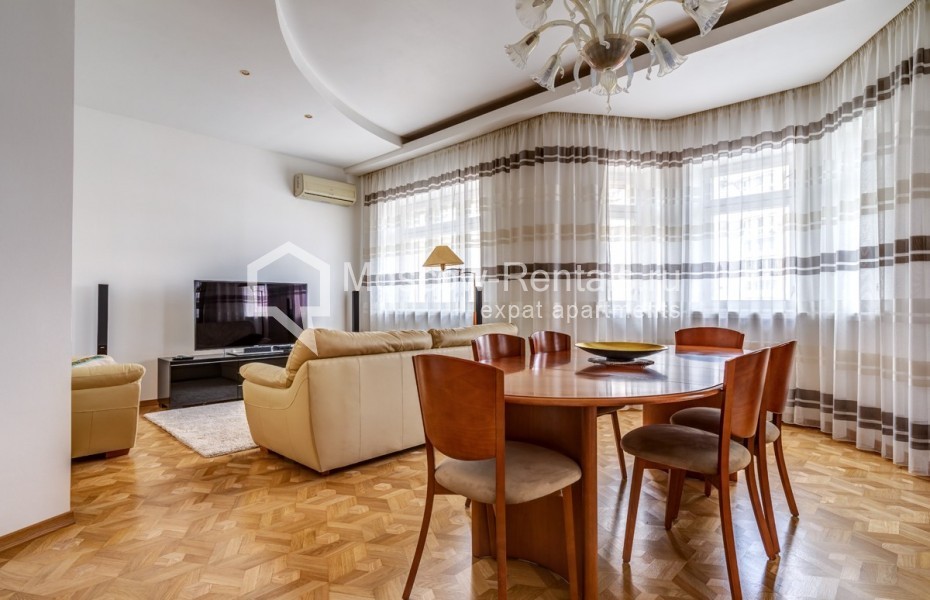 Photo #1 4-room (3 BR) apartment for <a href="http://moscow-rentals.ru/en/articles/long-term-rent" target="_blank">a long-term</a> rent
 in Russia, Moscow, Yakovoapostolskyi lane, 9С3