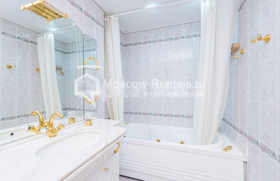 Photo #13 4-room (3 BR) apartment for <a href="http://moscow-rentals.ru/en/articles/long-term-rent" target="_blank">a long-term</a> rent
 in Russia, Moscow, Osennyi blv, 12К10