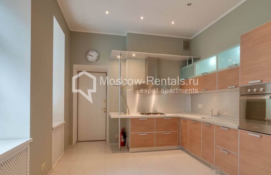 Фото №7 3-комн. кв. в аренду на длительный срок в Россия, Москва, Трехпрудный переулок, 11/13С1