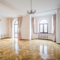 Photo #1 4-room (3 BR) apartment for <a href="http://moscow-rentals.ru/en/articles/long-term-rent" target="_blank">a long-term</a> rent
 in Russia, Moscow, Smolenskaya emb, 5/13