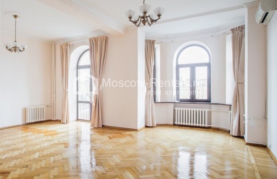 Photo #1 4-room (3 BR) apartment for <a href="http://moscow-rentals.ru/en/articles/long-term-rent" target="_blank">a long-term</a> rent
 in Russia, Moscow, Smolenskaya emb, 5/13