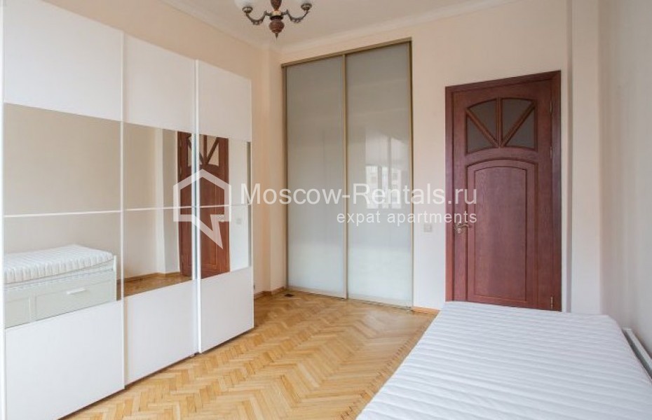 Photo #7 4-room (3 BR) apartment for <a href="http://moscow-rentals.ru/en/articles/long-term-rent" target="_blank">a long-term</a> rent
 in Russia, Moscow, Smolenskaya emb, 5/13
