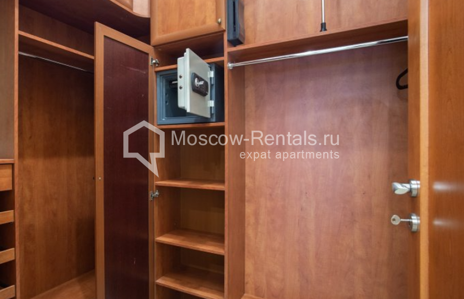 Photo #12 4-room (3 BR) apartment for <a href="http://moscow-rentals.ru/en/articles/long-term-rent" target="_blank">a long-term</a> rent
 in Russia, Moscow, Sivtzev Vrazhek lane, 44/28