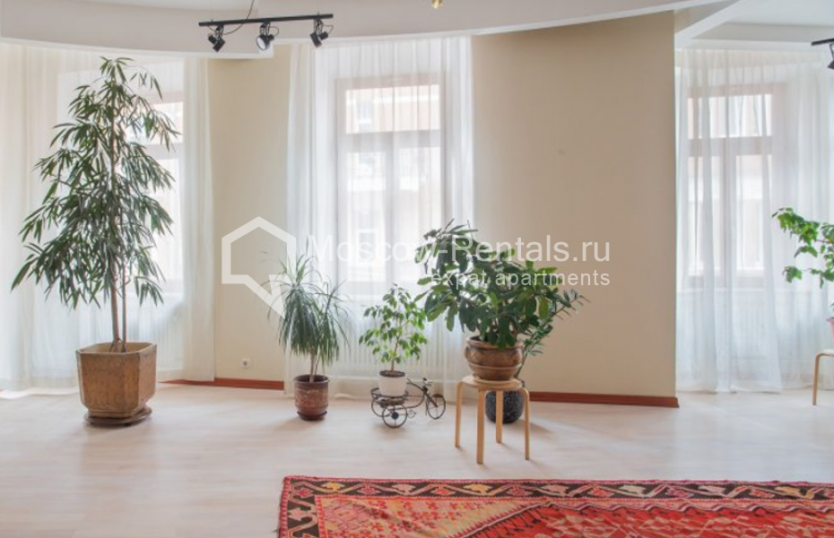 Photo #3 4-room (3 BR) apartment for <a href="http://moscow-rentals.ru/en/articles/long-term-rent" target="_blank">a long-term</a> rent
 in Russia, Moscow, Sivtzev Vrazhek lane, 44/28