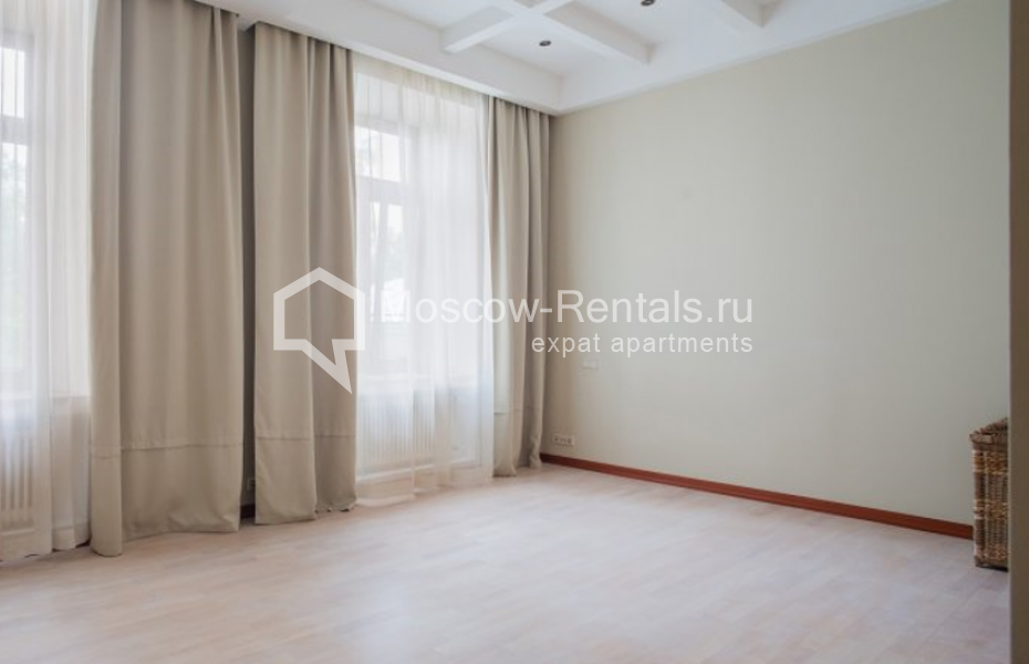 Photo #6 4-room (3 BR) apartment for <a href="http://moscow-rentals.ru/en/articles/long-term-rent" target="_blank">a long-term</a> rent
 in Russia, Moscow, Sivtzev Vrazhek lane, 44/28