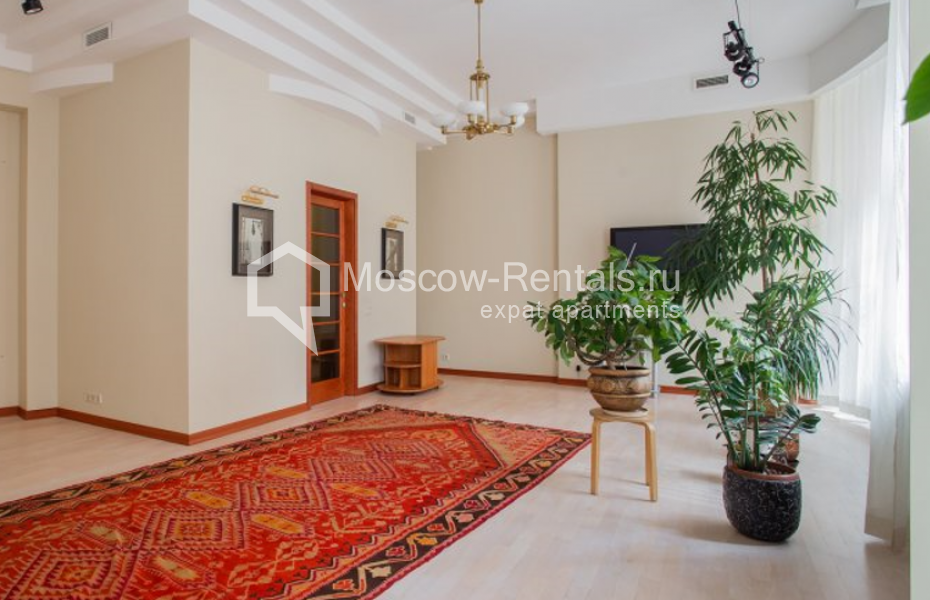 Photo #2 4-room (3 BR) apartment for <a href="http://moscow-rentals.ru/en/articles/long-term-rent" target="_blank">a long-term</a> rent
 in Russia, Moscow, Sivtzev Vrazhek lane, 44/28