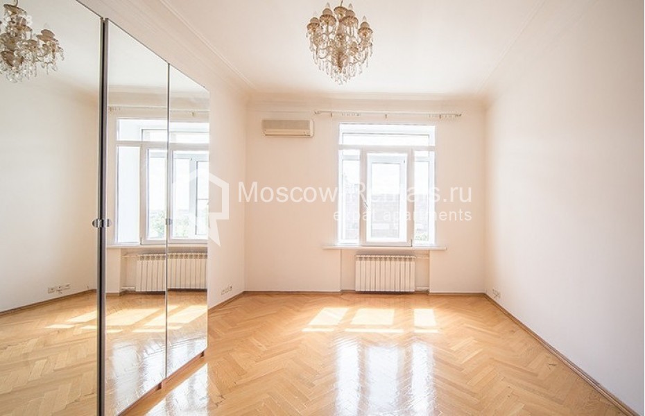Photo #2 4-room (3 BR) apartment for <a href="http://moscow-rentals.ru/en/articles/long-term-rent" target="_blank">a long-term</a> rent
 in Russia, Moscow, Krymsky val, 4