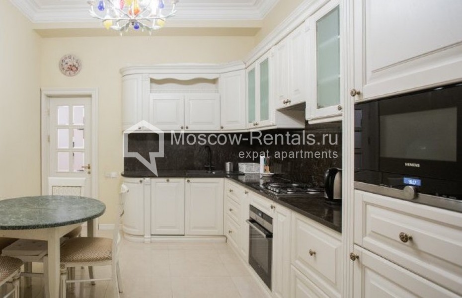 Photo #3 3-room (2 BR) apartment for <a href="http://moscow-rentals.ru/en/articles/long-term-rent" target="_blank">a long-term</a> rent
 in Russia, Moscow, Smolenskaya emb, 12/31