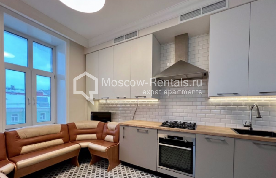 Photo #2 3-room (2 BR) apartment for <a href="http://moscow-rentals.ru/en/articles/long-term-rent" target="_blank">a long-term</a> rent
 in Russia, Moscow, Petrovka str, 17С3