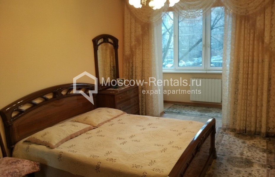Photo #1 3-room (2 BR) apartment for <a href="http://moscow-rentals.ru/en/articles/long-term-rent" target="_blank">a long-term</a> rent
 in Russia, Moscow, Smolenskaya str, 7