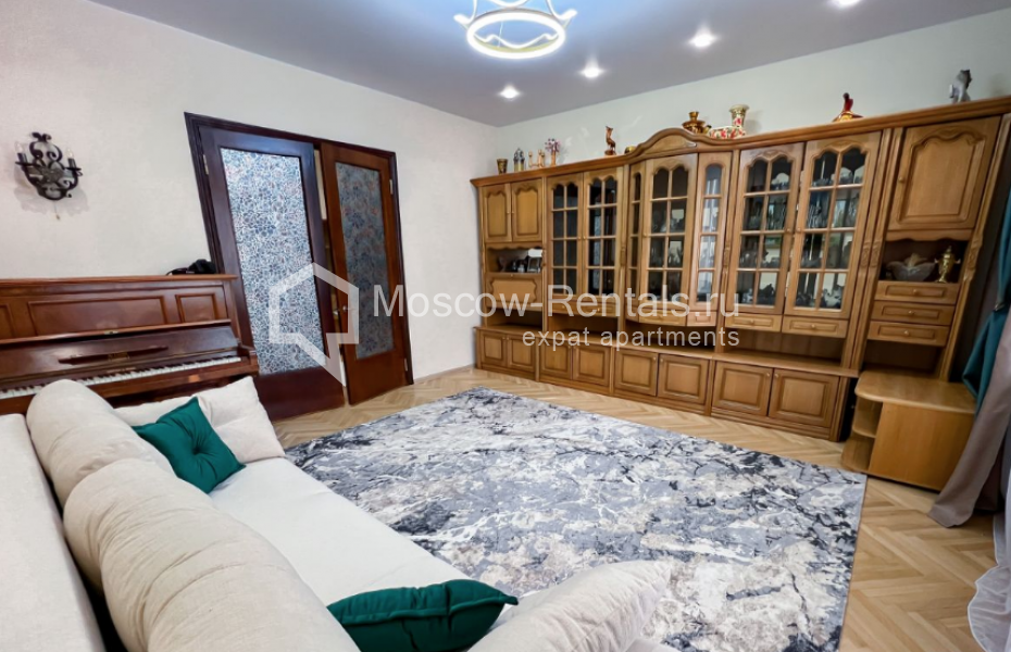 Photo #1 3-room (2 BR) apartment for <a href="http://moscow-rentals.ru/en/articles/long-term-rent" target="_blank">a long-term</a> rent
 in Russia, Moscow, Sivtsev Vrazhek lane, 20