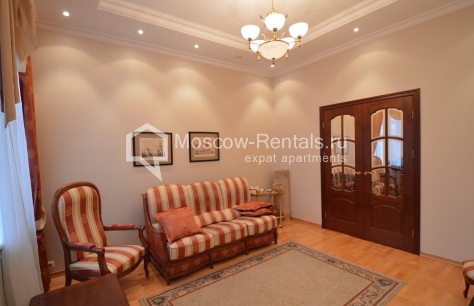 Photo #2 3-room (2 BR) apartment for <a href="http://moscow-rentals.ru/en/articles/long-term-rent" target="_blank">a long-term</a> rent
 in Russia, Moscow, Khlebny lane, 9