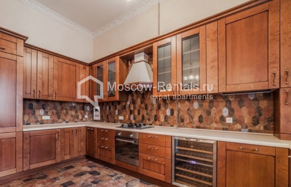 Photo #1 4-room (3 BR) apartment for <a href="http://moscow-rentals.ru/en/articles/long-term-rent" target="_blank">a long-term</a> rent
 in Russia, Moscow, Solyanka str, 1/2 С 1