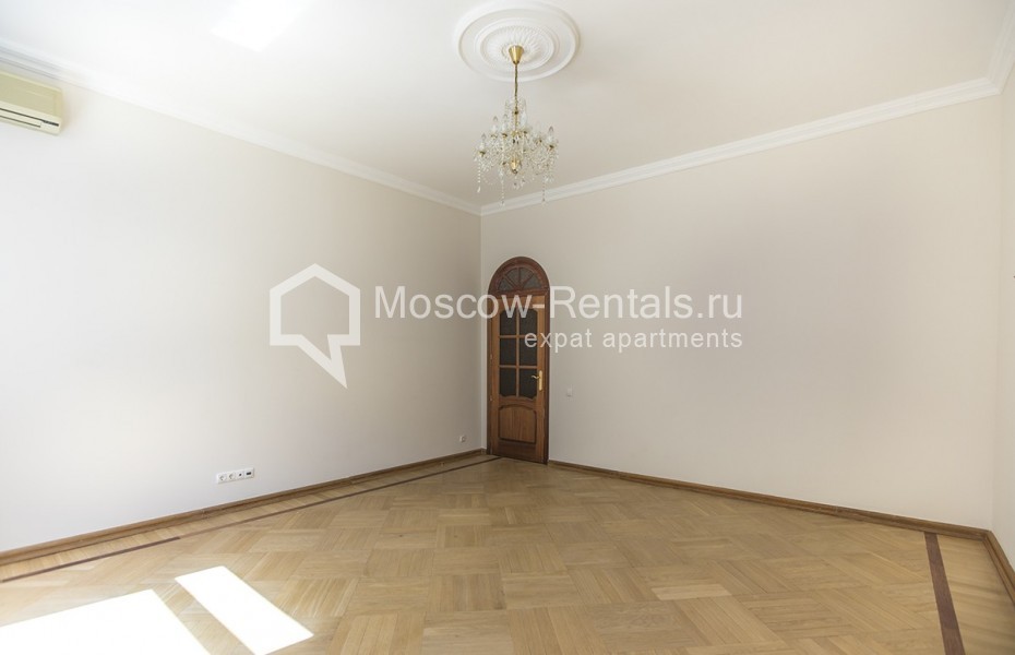 Photo #4 4-room (3 BR) apartment for <a href="http://moscow-rentals.ru/en/articles/long-term-rent" target="_blank">a long-term</a> rent
 in Russia, Moscow, Krivoarbatsky lane, 16/22