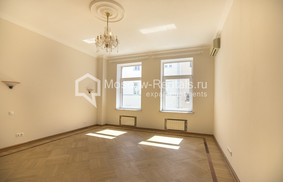 Photo #5 4-room (3 BR) apartment for <a href="http://moscow-rentals.ru/en/articles/long-term-rent" target="_blank">a long-term</a> rent
 in Russia, Moscow, Krivoarbatsky lane, 16/22