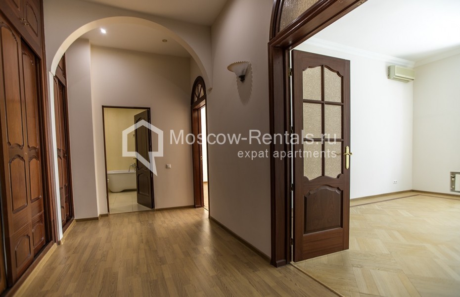 Photo #9 4-room (3 BR) apartment for <a href="http://moscow-rentals.ru/en/articles/long-term-rent" target="_blank">a long-term</a> rent
 in Russia, Moscow, Krivoarbatsky lane, 16/22