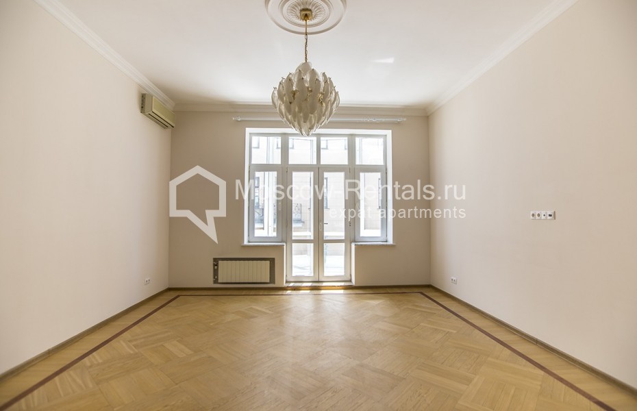 Photo #1 4-room (3 BR) apartment for <a href="http://moscow-rentals.ru/en/articles/long-term-rent" target="_blank">a long-term</a> rent
 in Russia, Moscow, Krivoarbatsky lane, 16/22