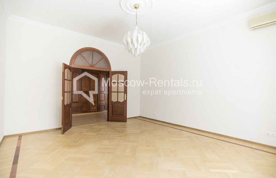 Photo #2 4-room (3 BR) apartment for <a href="http://moscow-rentals.ru/en/articles/long-term-rent" target="_blank">a long-term</a> rent
 in Russia, Moscow, Krivoarbatsky lane, 16/22