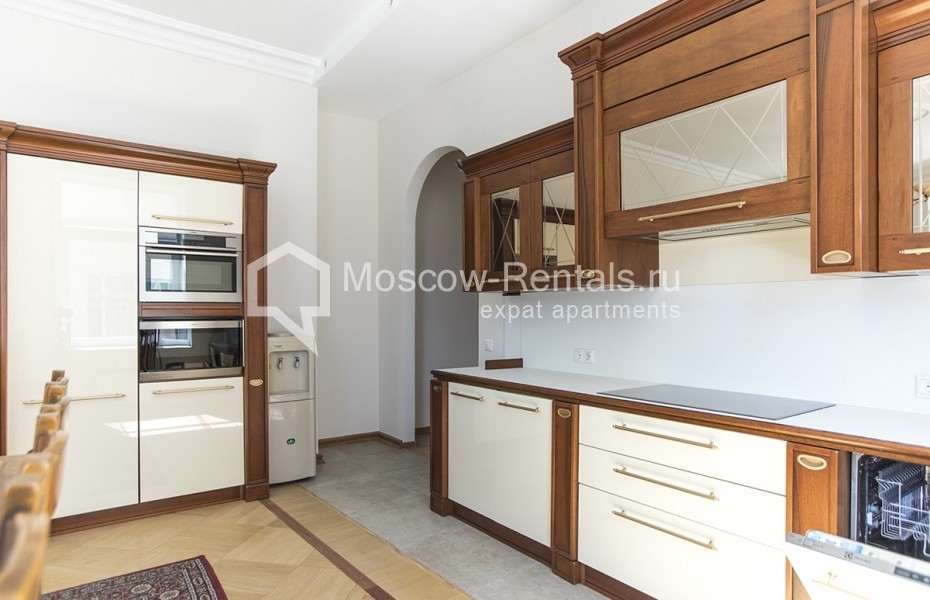 Photo #10 4-room (3 BR) apartment for <a href="http://moscow-rentals.ru/en/articles/long-term-rent" target="_blank">a long-term</a> rent
 in Russia, Moscow, Krivoarbatsky lane, 16/22