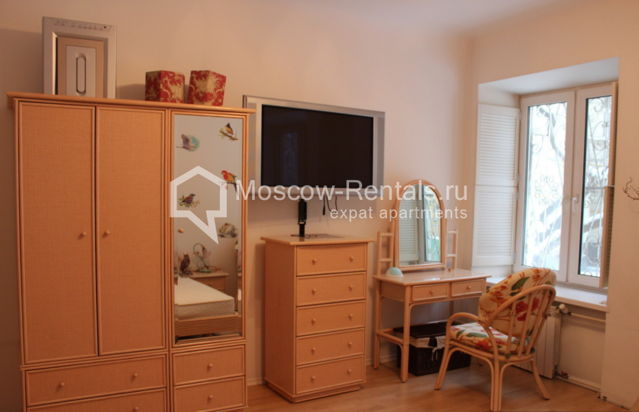 Photo #2 3-room (2 BR) apartment for <a href="http://moscow-rentals.ru/en/articles/long-term-rent" target="_blank">a long-term</a> rent
 in Russia, Moscow, Sivtsev Vrazhek lane, 21